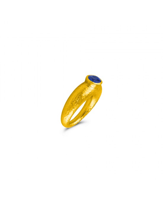 Hammered blue sapphire ring in 18k gold