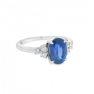 Oval Sapphire Ring with Side Diamonds in whte gold 18K