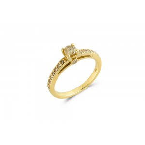 Μονόπετρο δαχτυλίδι ματ από κίτρινο χρυσό Κ18 με διαμάντι μπριγιάν 0.20ct και πέτρες στο πλάι 0.27ct