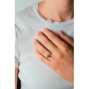 Ring with Pear shaped Emerald in 18k white gold  