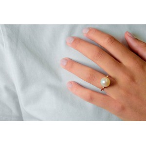 Baroque pearl ring with diamonds in 18k gold Baroque pearl ring with diamonds in 18k gold