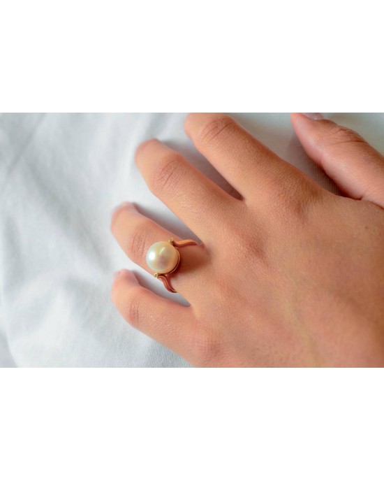 Baroque pearl ring with diamonds in 18k gold