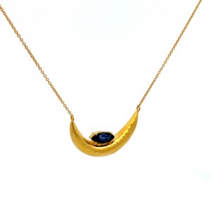 Archaic Era Hammered necklace with blue sapphire in 18k gold