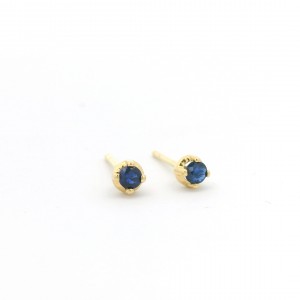 Stud earrings with sapphire in 18K gold