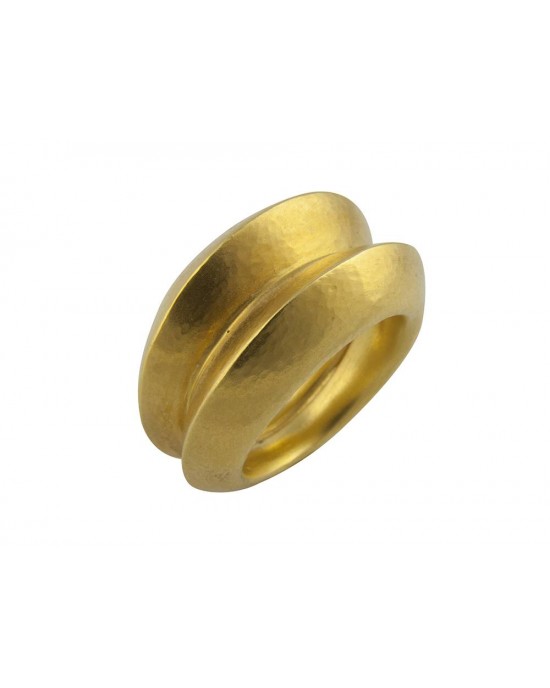 Hammered ring with sharp edges in 18k gold